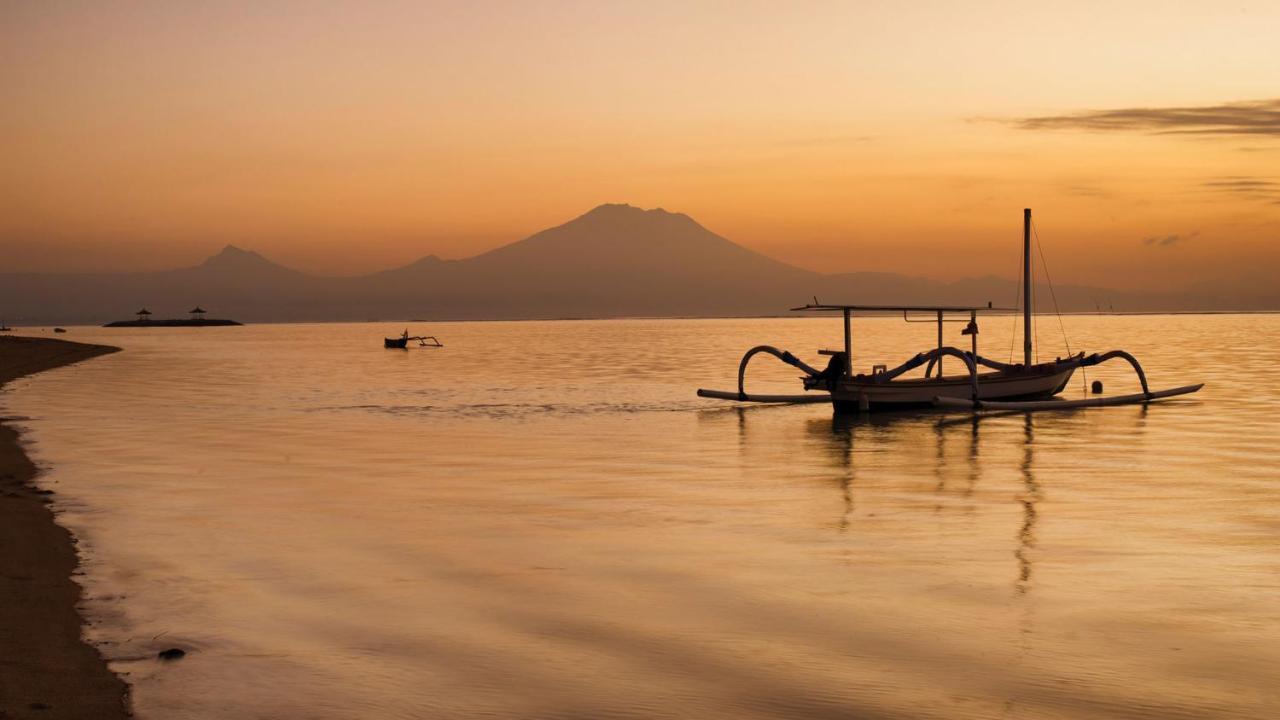 玛雅沙努尔温泉度假酒店 サヌール 外观 照片 Sunset over Mount Agung